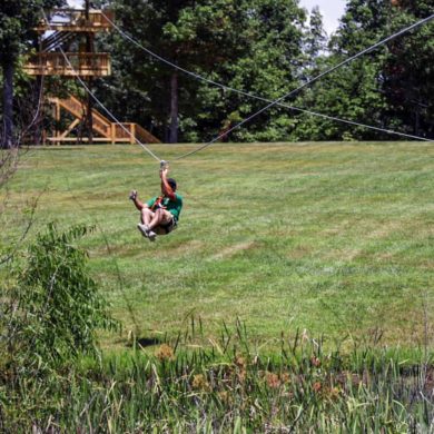 guest-flying-on-zipline-course